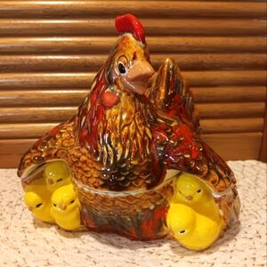 Vintage 1974 Hand Painted Arnel's Pottery Ceramic Hen with Chicks